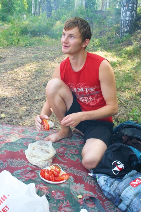 Лёха насаживает мясо